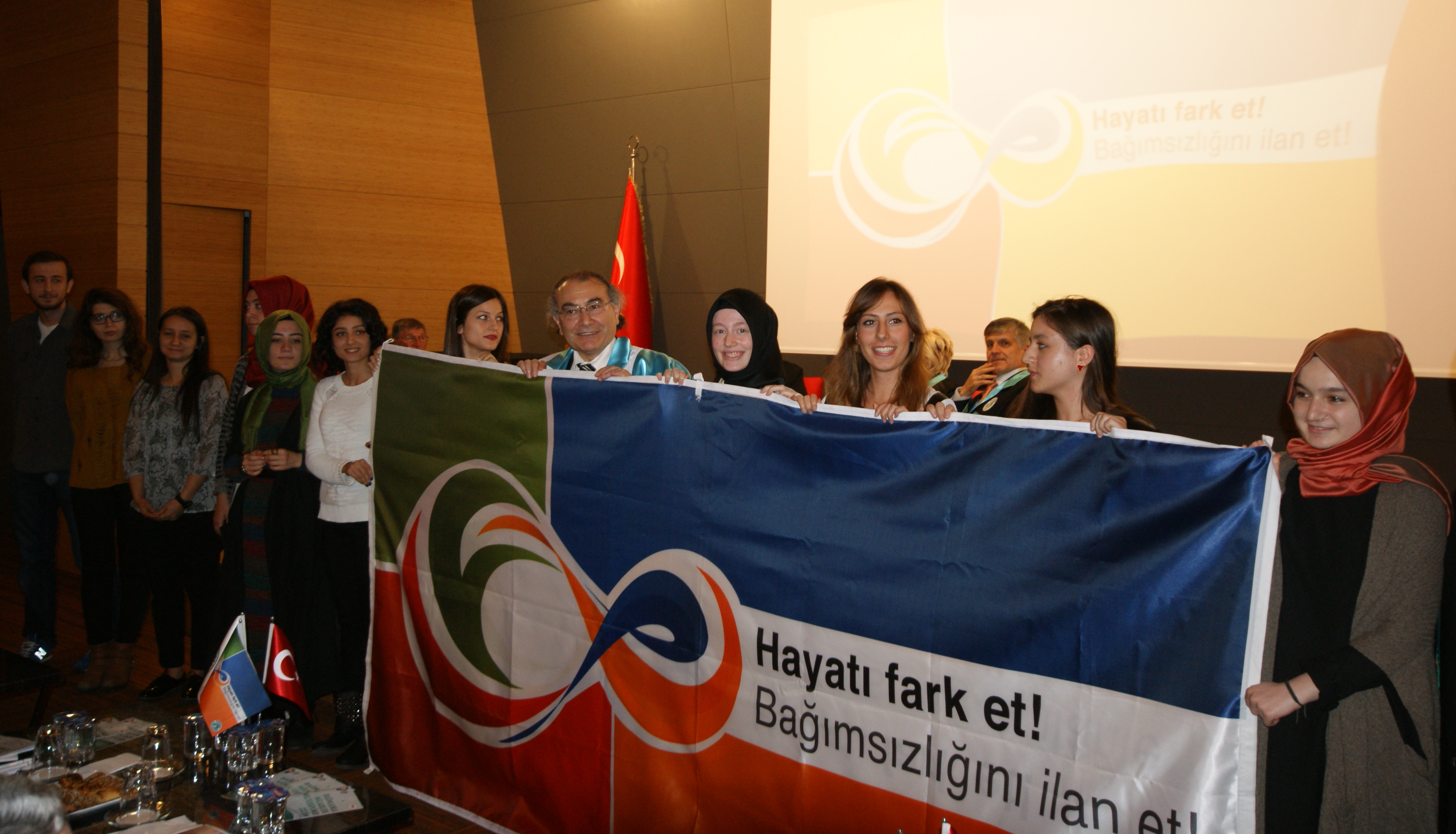 Üsküdar Üniversitesi gençlere “Bağımsızlık” Çağrısı Yapıyor.