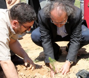 Tarhan, mezun her öğrencisi için bir fidan dikti...