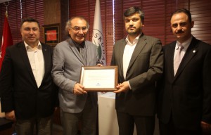 ÇEKÜD Fidan Bağışı için Rektör Prof. Dr. Nevzat Tarhan’a sertifika takdim etti.