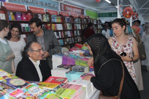  Prof. Dr. Nevzat Tarhan imza gününde okurlarıyla buluştu...